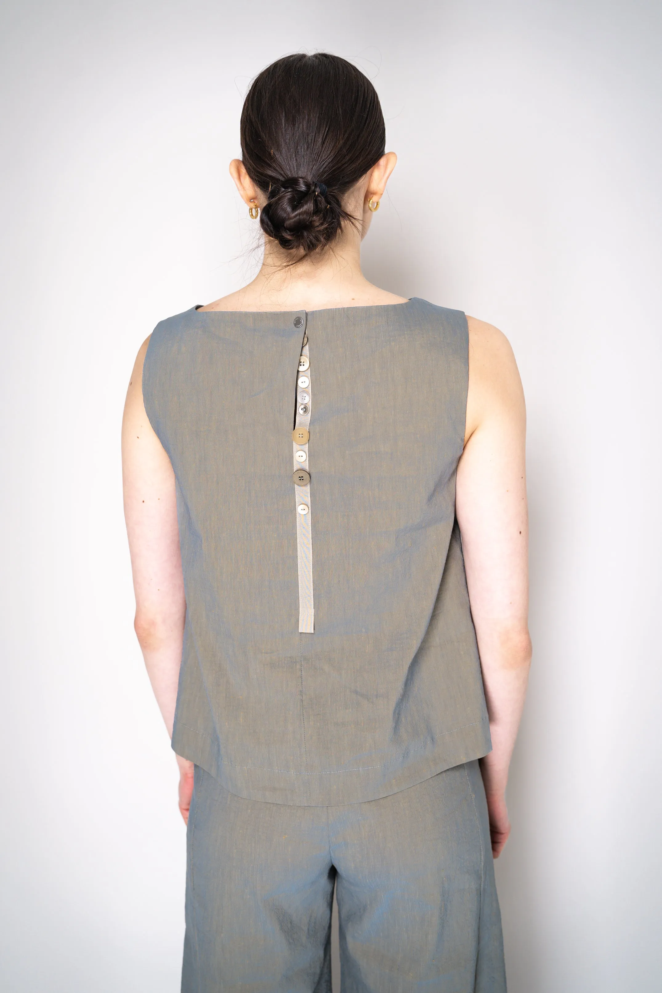 Annette Gortz Stretch Linen Slit Boat Neck Sleeveless Top in Iridescent Blue/Grey