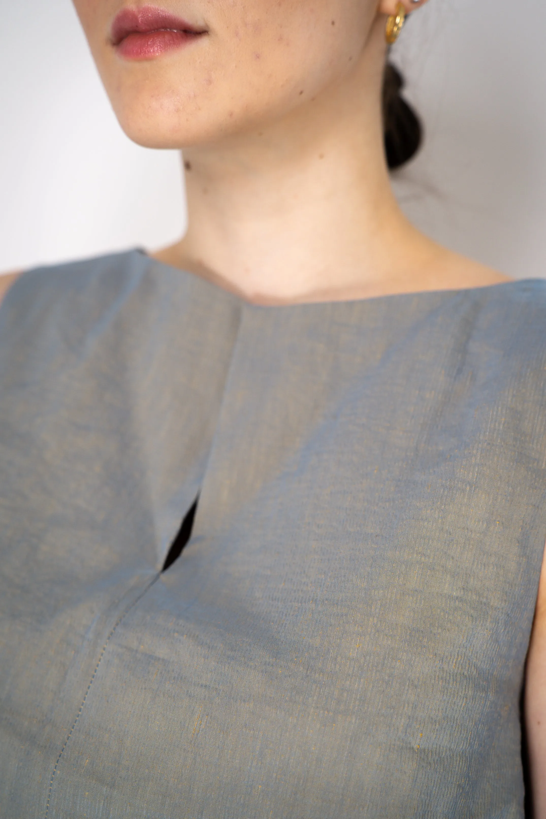 Annette Gortz Stretch Linen Slit Boat Neck Sleeveless Top in Iridescent Blue/Grey