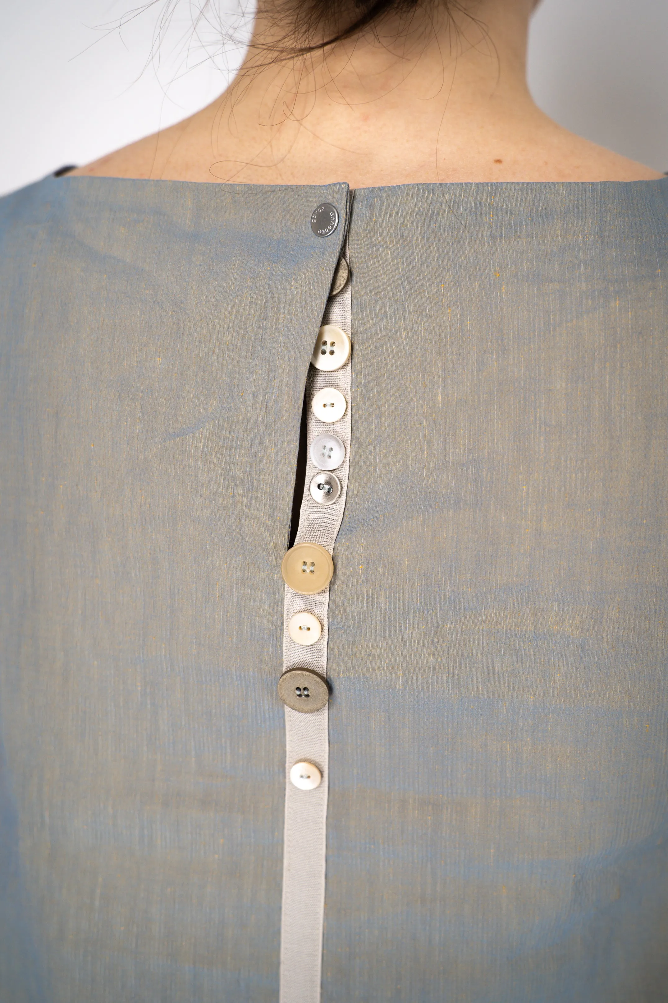 Annette Gortz Stretch Linen Slit Boat Neck Sleeveless Top in Iridescent Blue/Grey