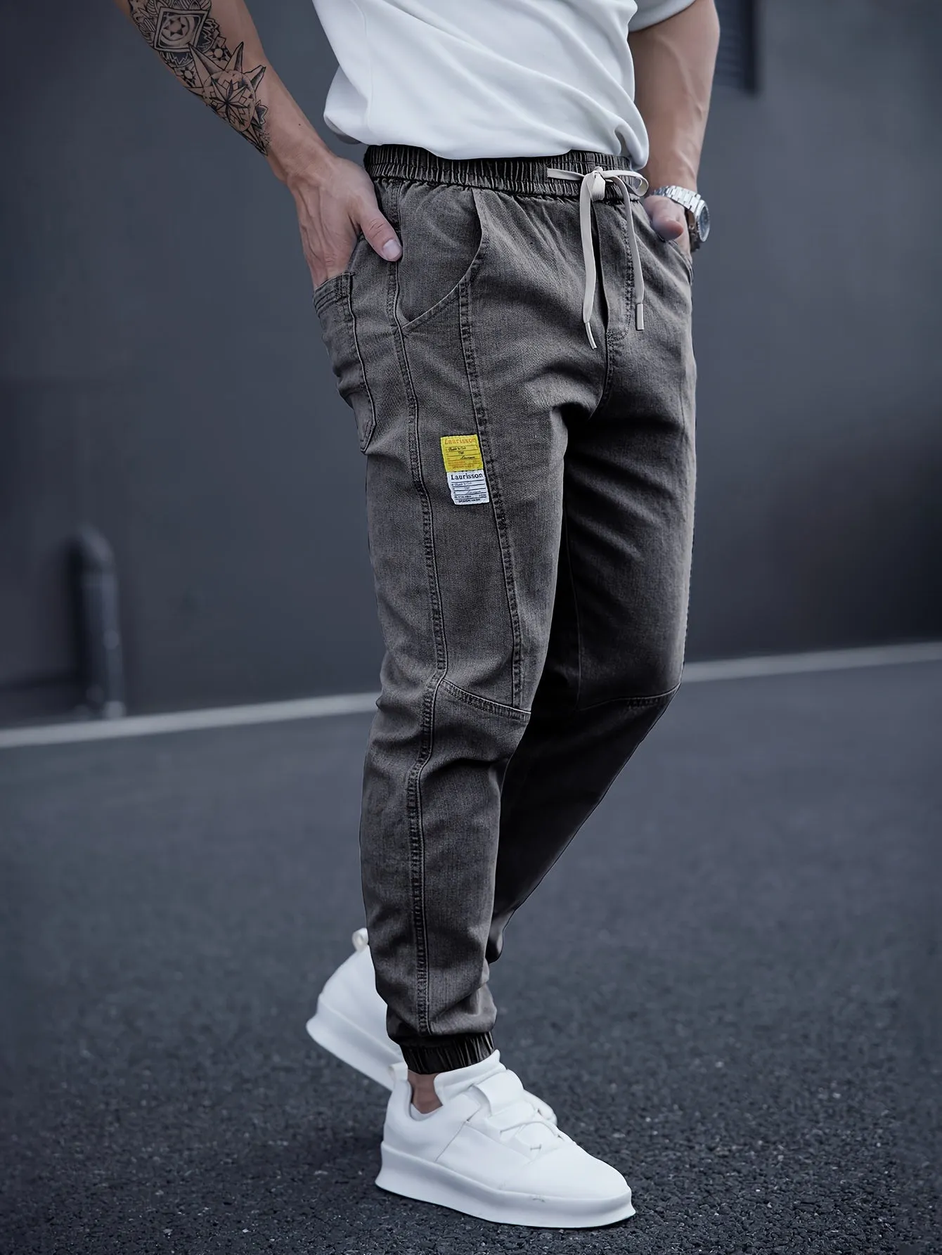 Axel | Trendy Tapered Jeans in Street Style